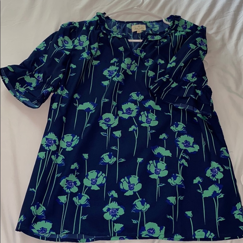 Cute summer flowy top.